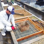 豊川市小坂井町の地域墓地にてお墓の基礎工事です。墓石を支える基礎コンクリート　しっかりした強度のために、地盤の転圧も配筋も丁寧な取り組みをいたします。