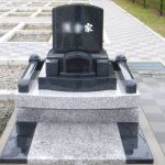 シンプルなツートンカラーのお墓が完成いたしました。豊橋市梅田川霊苑にて